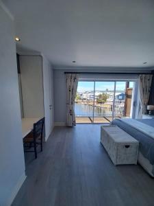 Ένα ή περισσότερα κρεβάτια σε δωμάτιο στο WATERFRONT 2 QUAY WEST