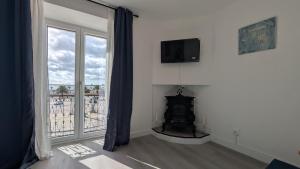 a living room with a fireplace and a large window at VistaClub in Setúbal