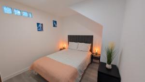 a bedroom with a bed and two lamps and a plant at VistaClub in Setúbal