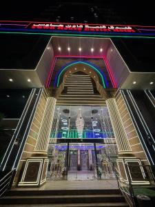 ein großes Gebäude mit einem Treppenhaus und einem Kronleuchter in der Unterkunft فندق قلعة تاون هاوس توصيل مجاني للحرم 1 - Town House Palace Free Shuttle Service to Haram in Al ‘Azīzīyah + 44 Fotos