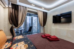 Postel nebo postele na pokoji v ubytování Hammam , big Jacuzzi ,Sauna , 2 bedroom , Khrechatik