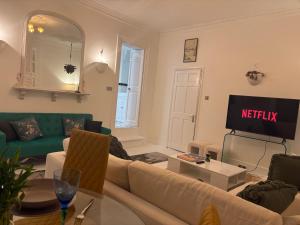 Et tv og/eller underholdning på 2 Bed Apartment in Addlestone Free Parking