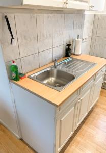 eine Küche mit Spüle und Arbeitsplatte in der Unterkunft 44 - 5 Modern appartement voor 6 personen in Weener