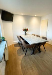 ein Esszimmer mit Tisch und Stühlen in der Unterkunft 44 - 5 Modern appartement voor 6 personen in Weener