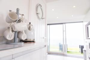 Kuchyň nebo kuchyňský kout v ubytování Bovisand Beach Area Chalet, 2-Bed Sea View with Gated Parking & BBQ