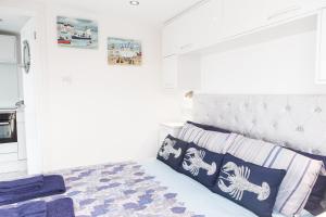 Postel nebo postele na pokoji v ubytování Bovisand Beach Area Chalet, 2-Bed Sea View with Gated Parking & BBQ