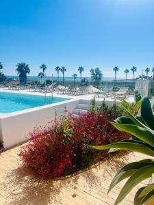 索托格兰德Templo Sotogrande的度假村泳池景观