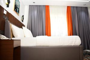 Postel nebo postele na pokoji v ubytování Chic City 1Bedroom 24hrs Power walk to Aso Rock H-Medix