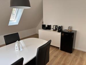 杜塞尔多夫Ruhiges und citynahes Dachgeschoss-Nest的一间会议室,配有白色的桌子和椅子