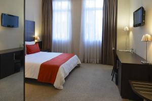 Giường trong phòng chung tại TANA-Boutique Hôtel +17 ảnh