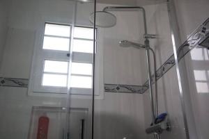 bagno con doccia e finestra di House Villa Butterfly a São Roque do Faial