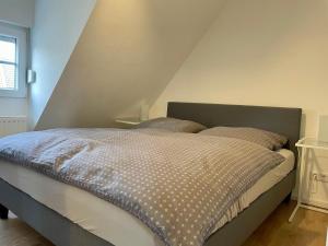 ein Schlafzimmer mit einem großen Bett und einer spitzen Decke in der Unterkunft Ruhiges und citynahes Dachgeschoss-Nest in Düsseldorf