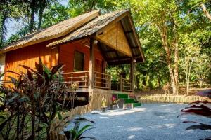 Το κτήριο όπου στεγάζεται  το κάμπινγκ