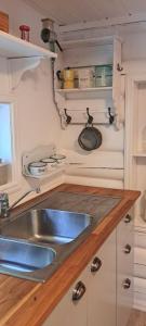 Kuchyň nebo kuchyňský kout v ubytování Traditional Log Cabin By Lake Seljord + 23 fotografií