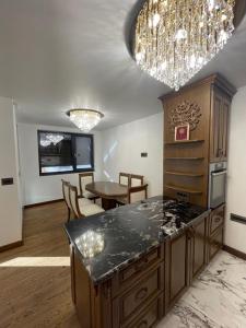 eine Küche mit Arbeitsplatte und ein Esszimmer in der Unterkunft Luxury Apartment Downtown Blagoevgrad in Blagoewgrad