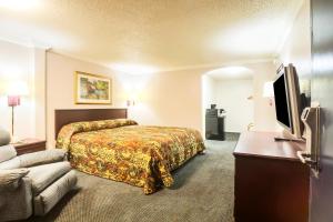 ハンツビルにあるHotel O Haven Inn Huntsville AL US 72のベッドとソファのあるホテルの部屋 +28枚の写真