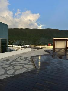 O vedere generală la munți sau o vedere la munte luată de la acest apartament