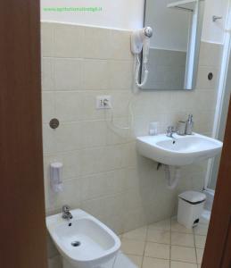 Un baño con lavabo e inodoro en Agrimar, en Magliano Romano