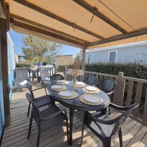 Μπαλκόνι ή βεράντα στο L'Azura Mobil Home à 150m de la Plage Parc Aquatique Camping 5 étoiles