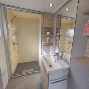 Ένα μπάνιο στο L'Azura Mobil Home à 150m de la Plage Parc Aquatique Camping 5 étoiles