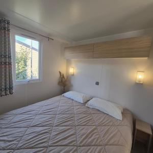 Ένα ή περισσότερα κρεβάτια σε δωμάτιο στο L'Azura Mobil Home à 150m de la Plage Parc Aquatique Camping 5 étoiles