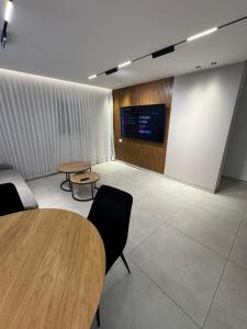 Μια τηλεόραση ή/και κέντρο ψυχαγωγίας στο מילה דירות אירוח - Carmel