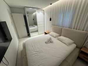 Ένα ή περισσότερα κρεβάτια σε δωμάτιο στο מילה דירות אירוח - Carmel