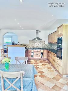 Galeriebild der Unterkunft Grande maison avec piscine et vue dégagée Ain-Jura in Germagnat