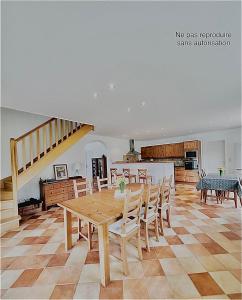 Galeriebild der Unterkunft Grande maison avec piscine et vue dégagée Ain-Jura in Germagnat