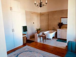 a bathroom with a tub and a sink at Red Ridge Mountain Lodge in Buffelskloof