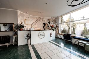 蒂米什瓦拉Hotel Strelitia的一间沙龙，墙上挂着一幅画。