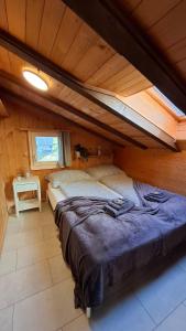 Ένα ή περισσότερα κρεβάτια σε δωμάτιο στο Peaceful Alpine Home with a View & Hot Tub