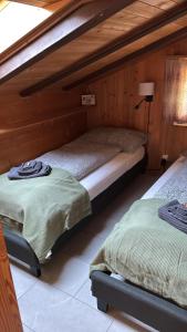 Ένα ή περισσότερα κρεβάτια σε δωμάτιο στο Peaceful Alpine Home with a View & Hot Tub