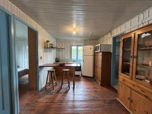a kitchen with a table and chairs in a house at Aluguel para Temporada, Praia da Gamboa, Garopaba SC in Garopaba
