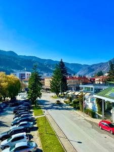 une rangée de voitures garées dans un parking dans l'établissement Хотел Елит Релакс, à Devin