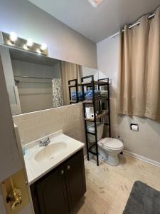 Ванна кімната в Charming 3BR Minutes to Moody AFB, Downtown & VSU +77 фото