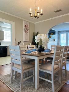 Зона вітальні в Charming 3BR Minutes to Moody AFB, Downtown & VSU