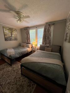 Ліжко або ліжка в номері Charming 3BR Minutes to Moody AFB, Downtown & VSU