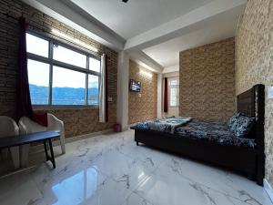 ein Schlafzimmer mit einem Bett und einem großen Fenster in der Unterkunft MountVista - A Homestay NH5 in Narkanda + 10 Fotos