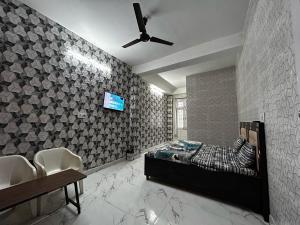 ein Schlafzimmer mit einem Bett und einem Fernseher an der Wand in der Unterkunft MountVista - A Homestay NH5 in Narkanda