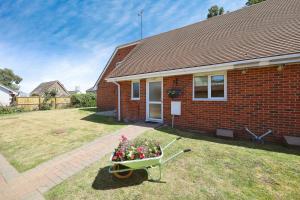 Un jardín fuera de The Birdham Hotel & Restaurant