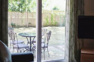 Un patio o zona al aire libre en The Birdham Hotel & Restaurant 103 fotos más