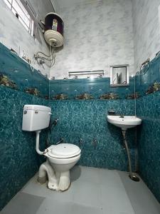 ein Badezimmer mit Toilette und Waschbecken in der Unterkunft MountVista - A Homestay NH5 in Narkanda