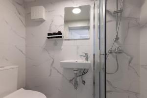 ein Badezimmer mit Dusche, Waschbecken und Toilette in der Unterkunft Apartments Lia in Ljubljana