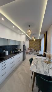 Η κουζίνα ή μικρή κουζίνα στο C-Home