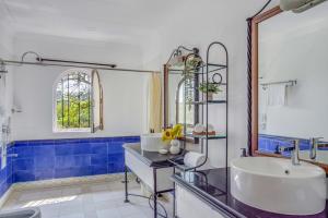 Vannituba majutusasutuses Jasmine · Luxurious 3BHK Seaview Villa Cansaulim +64 fotot