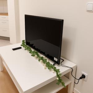 Star Apartments Brno C33# by Starbnb EU في برنو: تلفزيون بشاشة مسطحة جالس على طاولة بيضاء