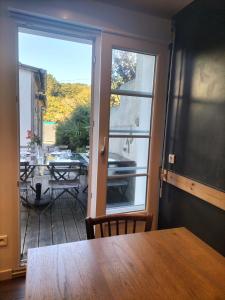 Zimmer mit einem Tisch und Blick auf einen Innenhof in der Unterkunft La Saline in Le Palais + 17 Fotos