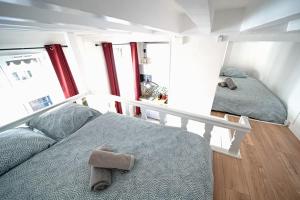 维勒班Le Petit Dedieu" Appartement cosy rénové pour 4 personnes Proche de Ch的一间卧室，床上有一只毛绒玩具
