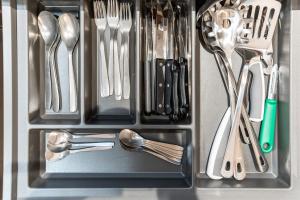 维勒班Le Petit Dedieu" Appartement cosy rénové pour 4 personnes Proche de Ch的装满银器和勺子的抽屉